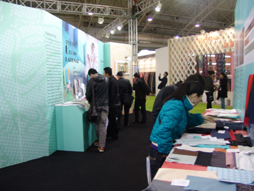 色卡展覽會上，門庭如市