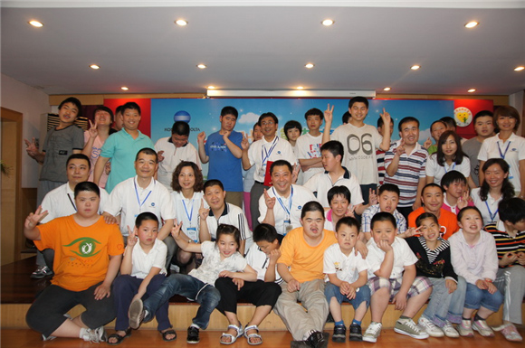 “日本志愿者與盧灣區輔讀學校師生合影”