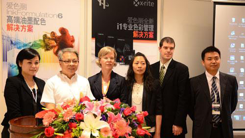 孟睿思博士與代理商代表合影