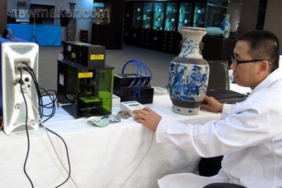 關海森先生正在使用海洋光學光譜儀進行古玩鑒定